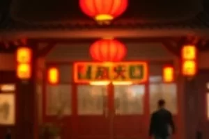 剧集《沉默的证人》横版剧照，法庭旁听席与文件