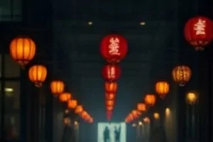 影片《河床》横版剧照，干涸河床与远山